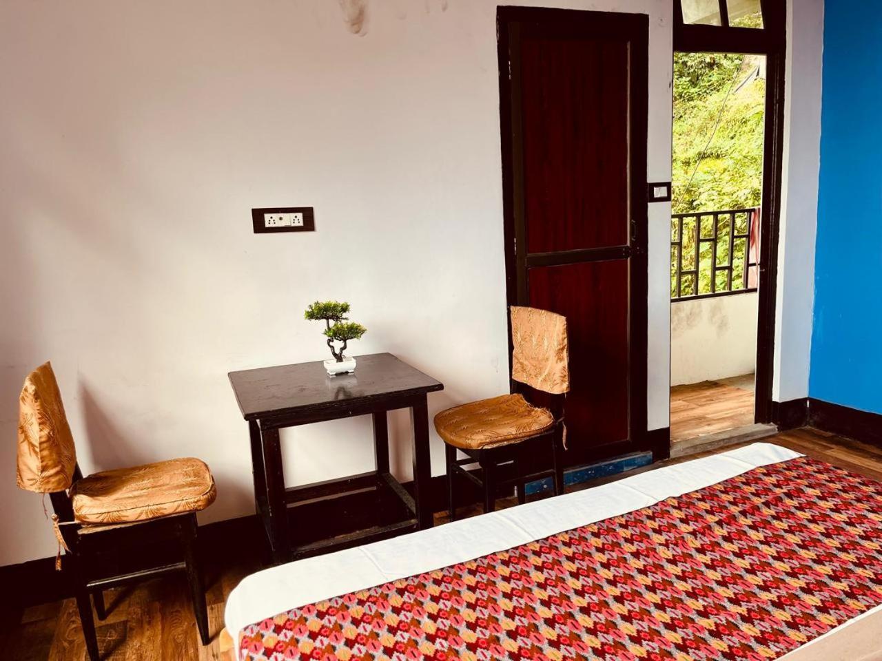 Forest Lodge - 80 Mts From Mall Road 다르질링 외부 사진