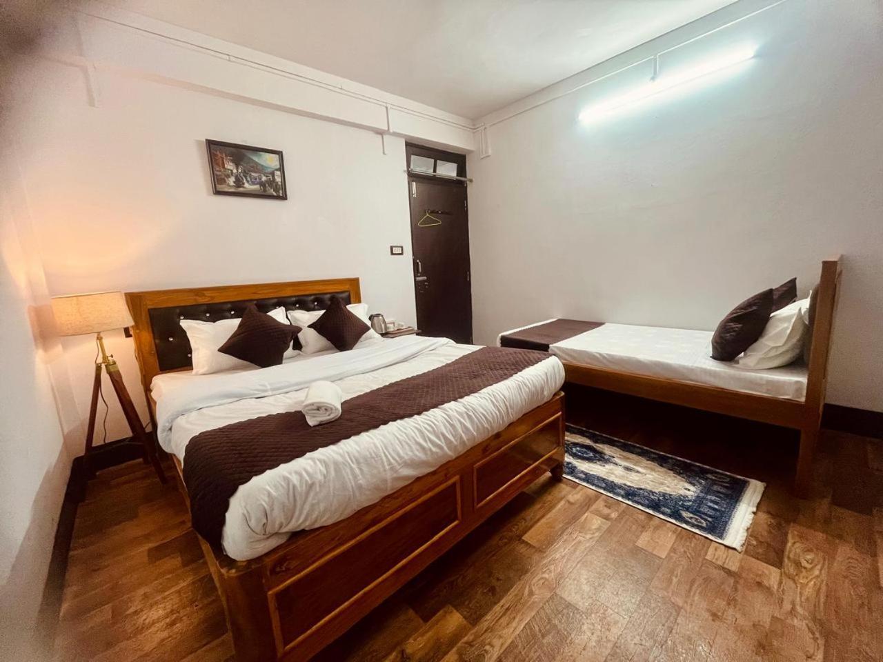 Forest Lodge - 80 Mts From Mall Road 다르질링 외부 사진