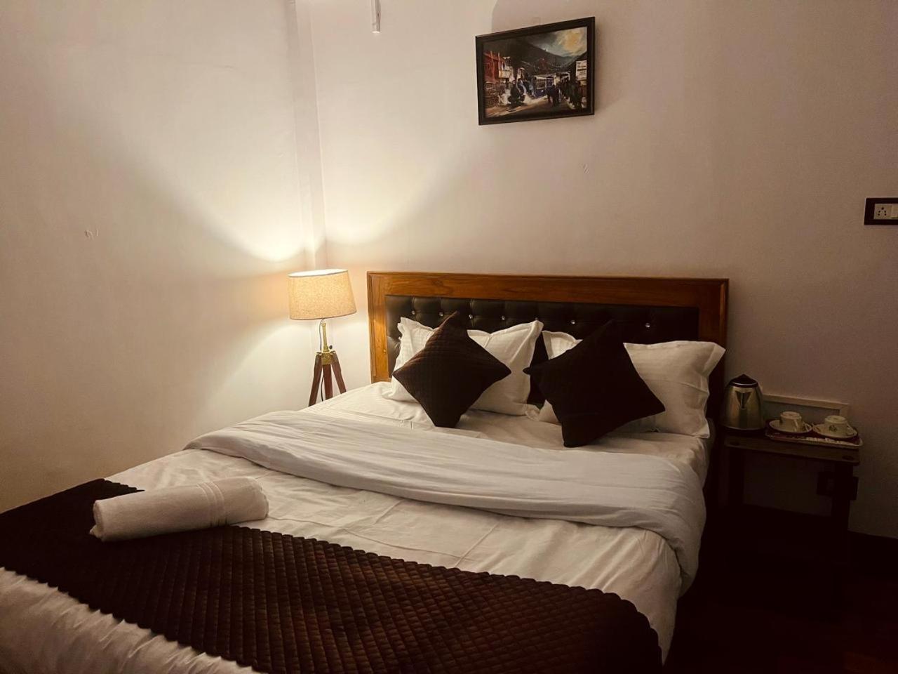 Forest Lodge - 80 Mts From Mall Road 다르질링 외부 사진
