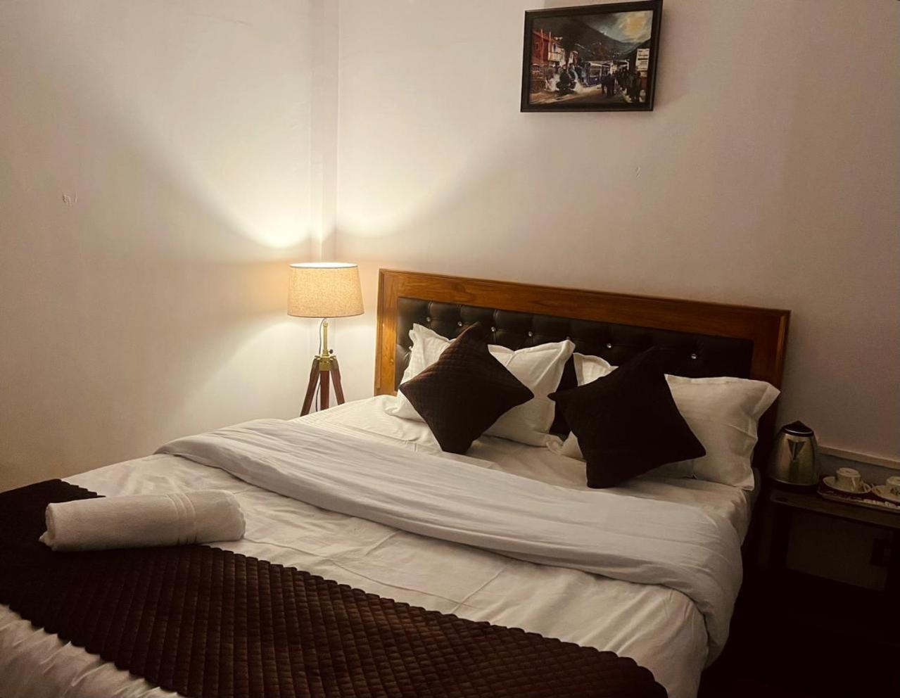 Forest Lodge - 80 Mts From Mall Road 다르질링 외부 사진