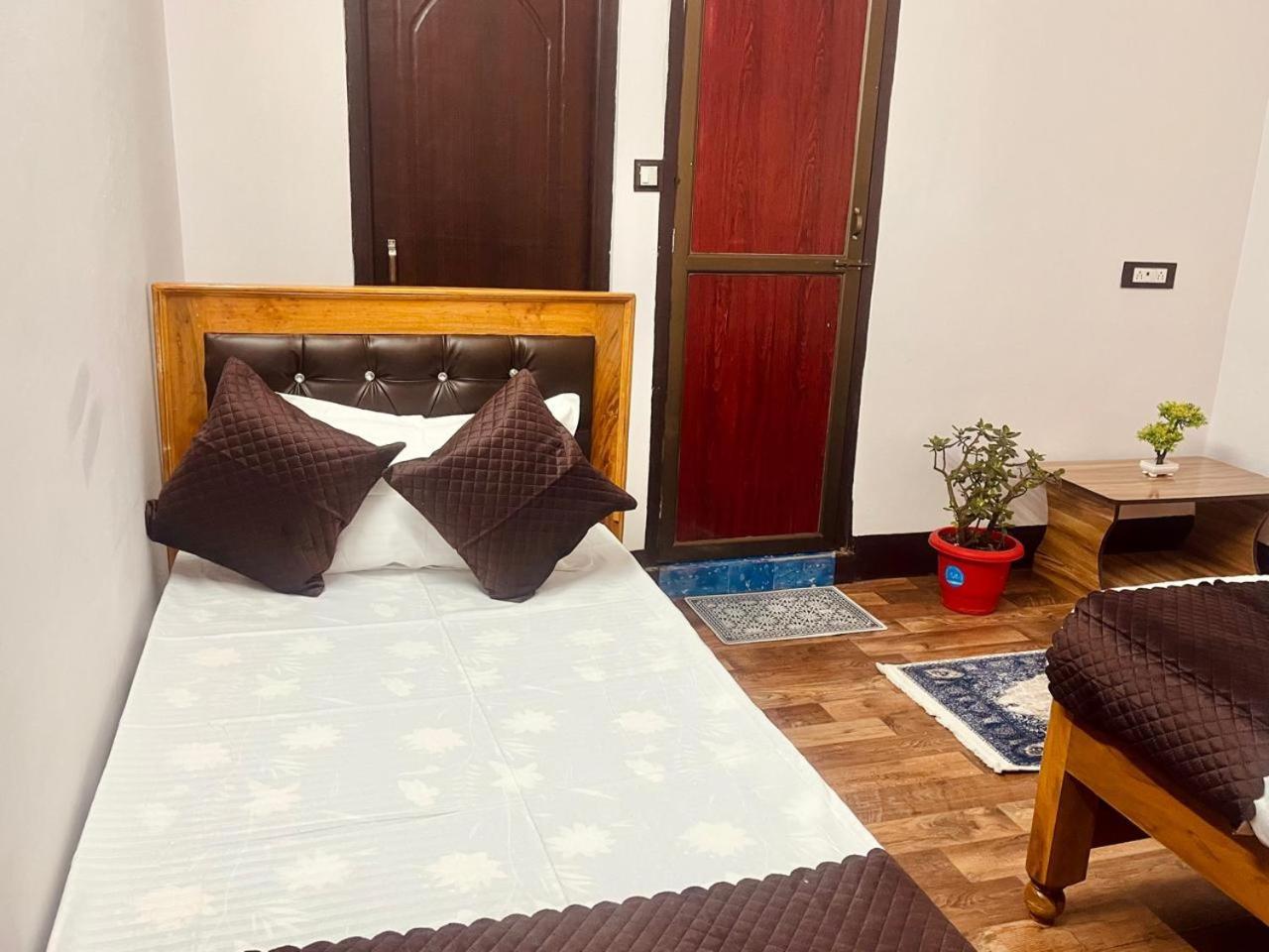 Forest Lodge - 80 Mts From Mall Road 다르질링 외부 사진